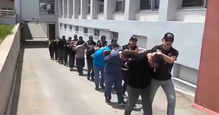 Adana’da uyuşturucu ticareti yapan şahıslara yönelik düzenlenen şafak operasyonunda 70
