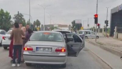 Adana’da bir otomobilin diğer aracın yolunu kesmesiyle başlayan ve kadınların