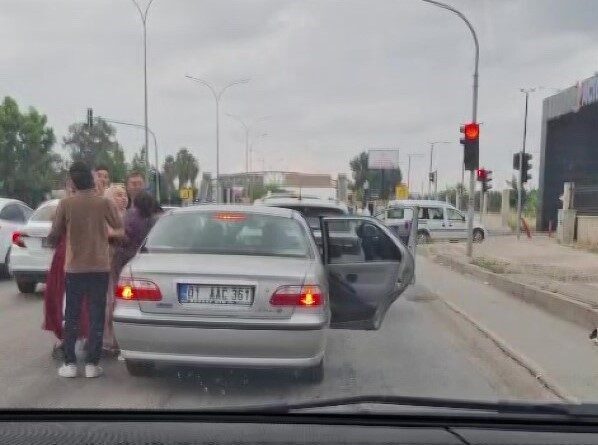 Adana’da bir otomobilin diğer aracın yolunu kesmesiyle başlayan ve kadınların