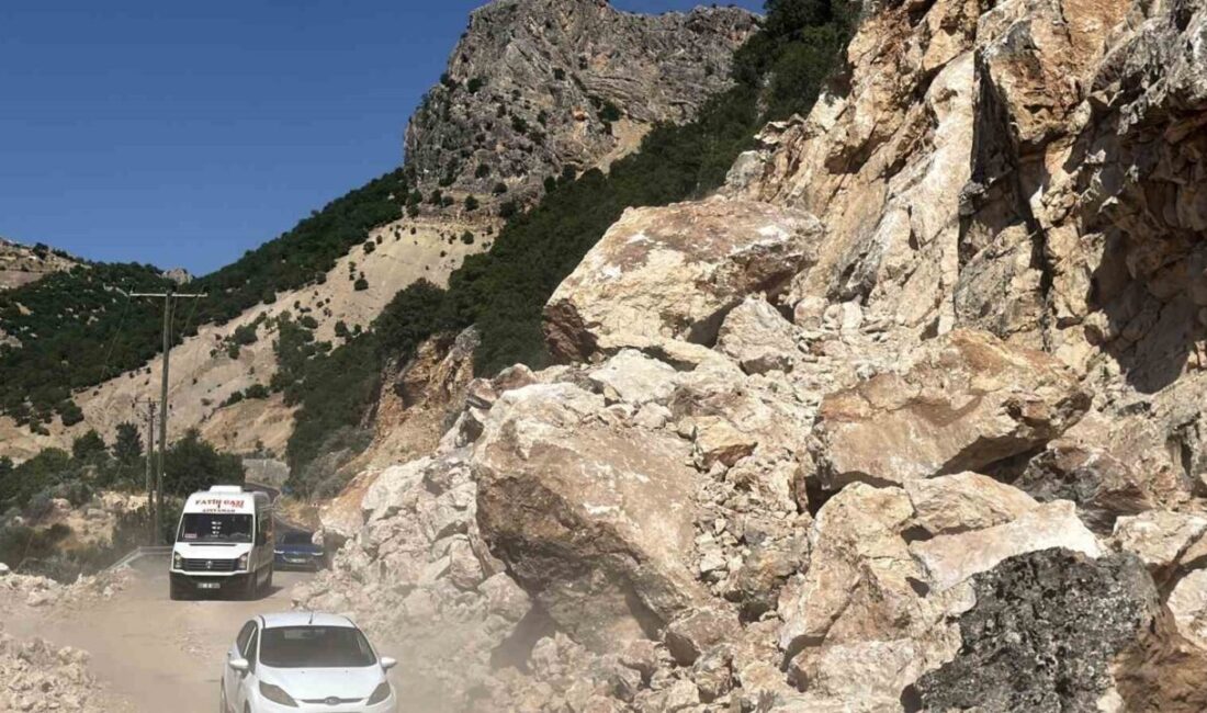Adıyaman-Çelikhan Karayolu’nda meydana gelen heyelan sonucunda dev boyutlarda kaya parçaları