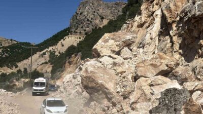 Adıyaman-Çelikhan Karayolu’nda meydana gelen heyelan sonucunda dev boyutlarda kaya parçaları