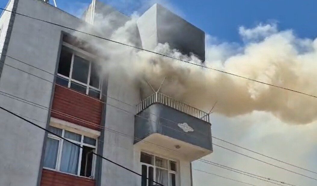 Adıyaman ilinde bir binanın üçüncü katında meydana gelen yangında dumandan