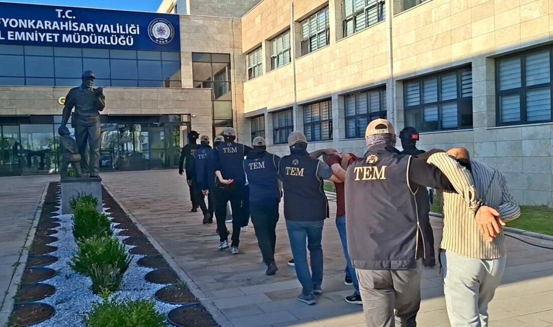 Afyonkarahisar’da polis ekipleri, DEAŞ silahlı terör örgütüne yönelik operasyonda şafak