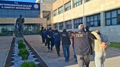 Afyonkarahisar’da polis ekipleri, DEAŞ silahlı terör örgütüne yönelik operasyonda şafak