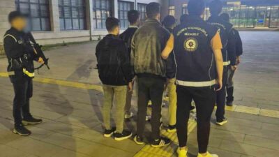 Afyonkarahisar’ın İscehisar ilçesinde gerçekleştirilen operasyonda polis ekipleri 8 düzensiz göçmeni