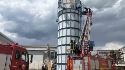 Tosya ilçesinde bulunan bir ahşap kapı fabrikasının talaş silosunda çıkan