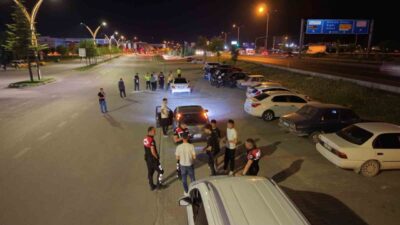 Aksaray polisi, gece geç saatlerde, şehir genelinde düzenlediği beklenmedik operasyonla
