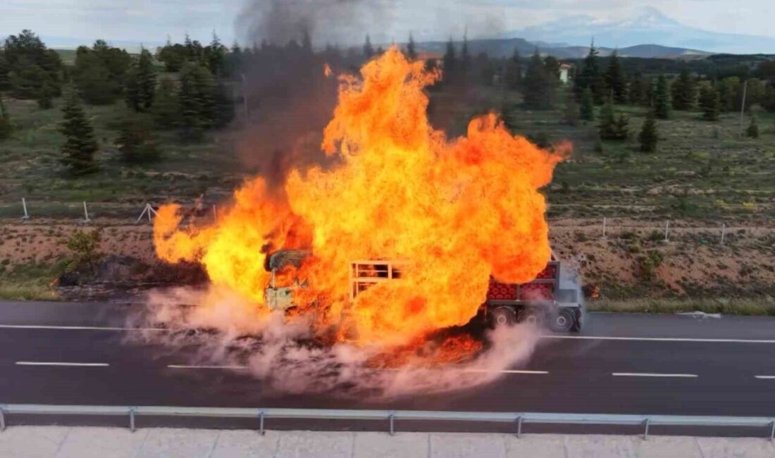 Aksaray’da Enerya Enerji şirketine ait doğalgaz tüpleri taşıyan bir tırın