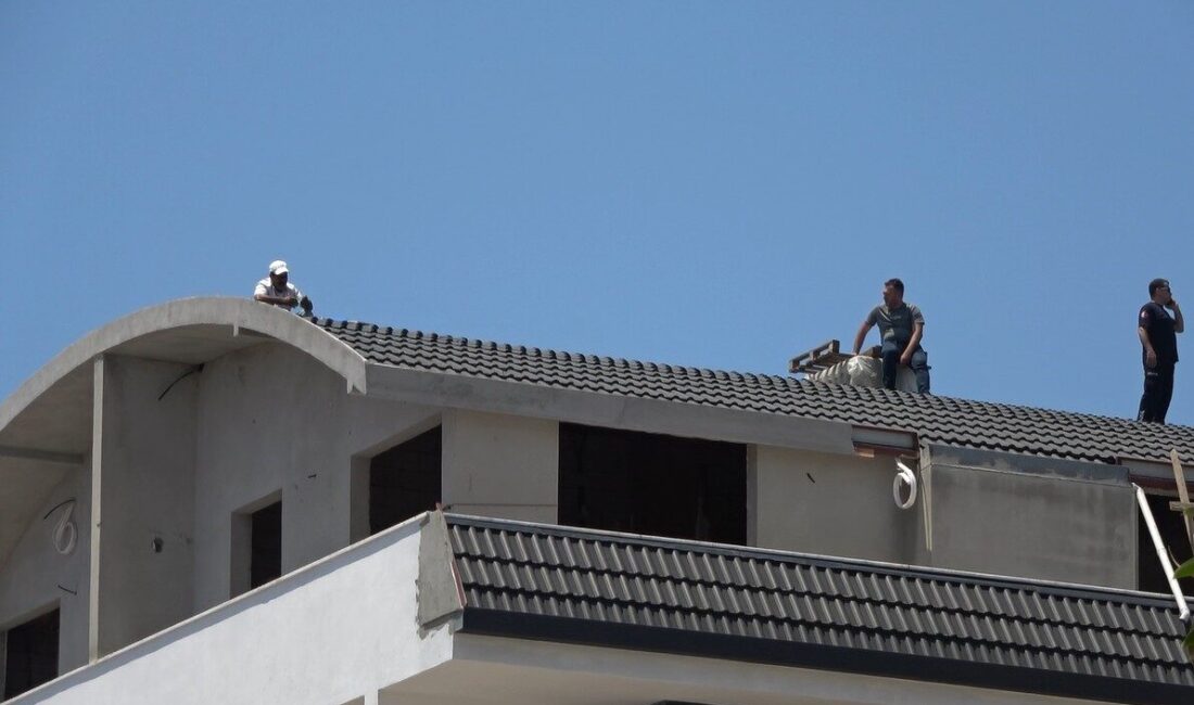 Alanya ilçesinde, 4 katlı bir binanın çatısına çıkarak bunalıma giren
