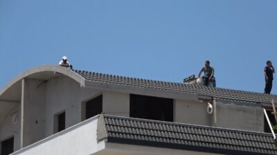 Alanya ilçesinde, 4 katlı bir binanın çatısına çıkarak bunalıma giren