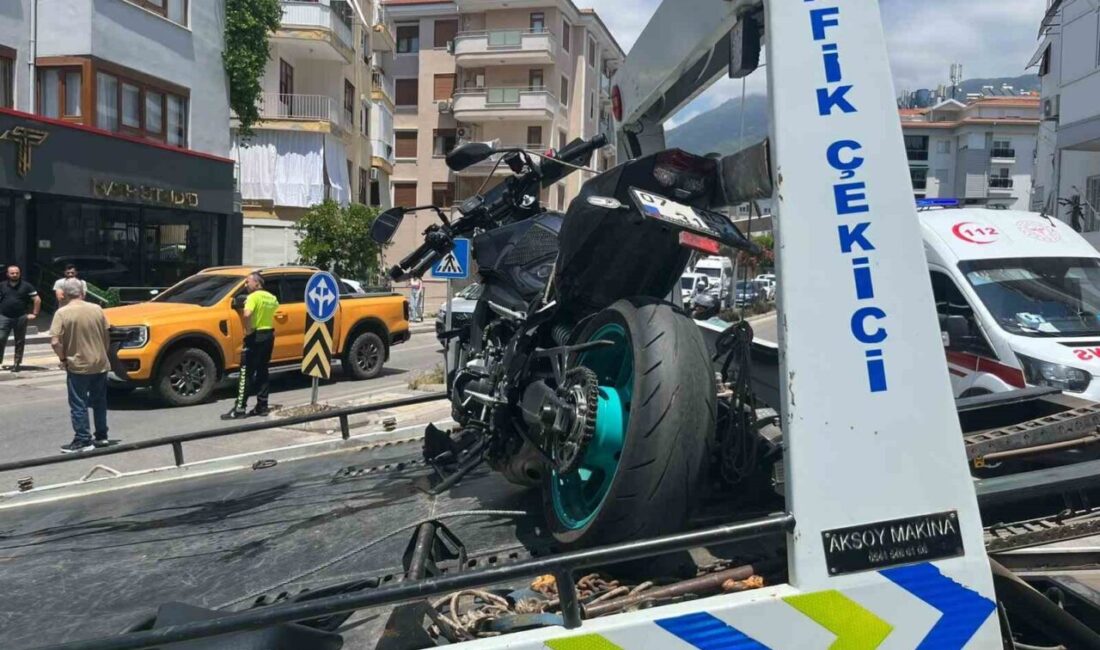 Alanya ilçesinde bir motosiklet ile otomobilin çarpıştığı trafik kazasında bir