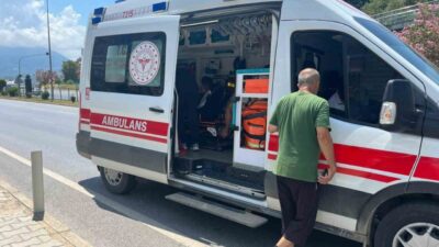 Alanya ilçesinde bir motosikletin kontrolden çıkarak devrilmesi sonucu 2 kişi