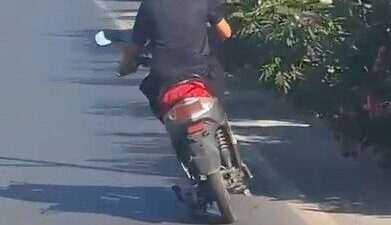 Alanya ilçesinde, Mahmutlar Mahallesi D-400 Karayolu’nda bir elektrikli motosiklet sürücüsünün