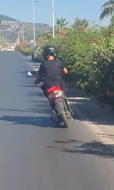 Alanya ilçesinde, Mahmutlar Mahallesi D-400 Karayolu’nda bir elektrikli motosiklet sürücüsünün