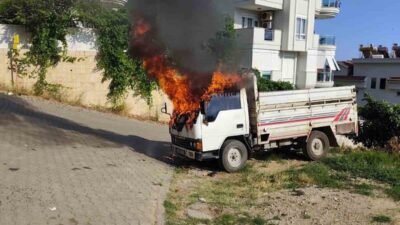 Alanya ilçesinde bir kamyonette meydana gelen yangın, itfaiye ekiplerinin hızlı