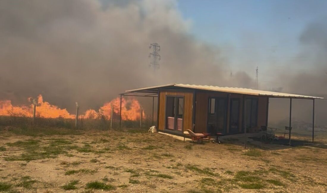 Edirne’de, rüzgarın etkisiyle hızla yayılan anız yangını, hobi bahçelerine ve