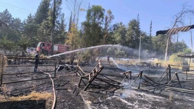 Hatay’ın Kırıkhan ilçesinde, Kurtlusoğuksu Mahallesi’nde bulunan bir depo alevlere teslim