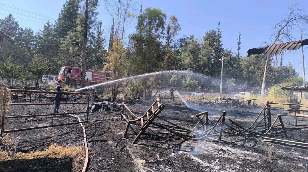 Hatay’ın Kırıkhan ilçesinde, Kurtlusoğuksu Mahallesi’nde bulunan bir depo alevlere teslim