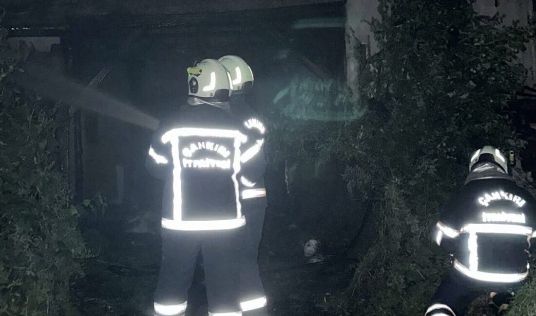 Çankırı’da bir ev alevlere teslim oldu ve kullanılamaz hale geldi.