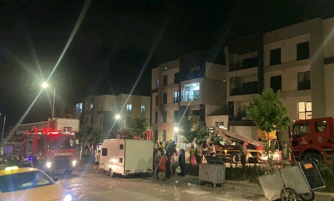 Hatay’da bulunan bir apartman dairesinde çıkan yangın, itfaiye ekiplerinin müdahalesiyle