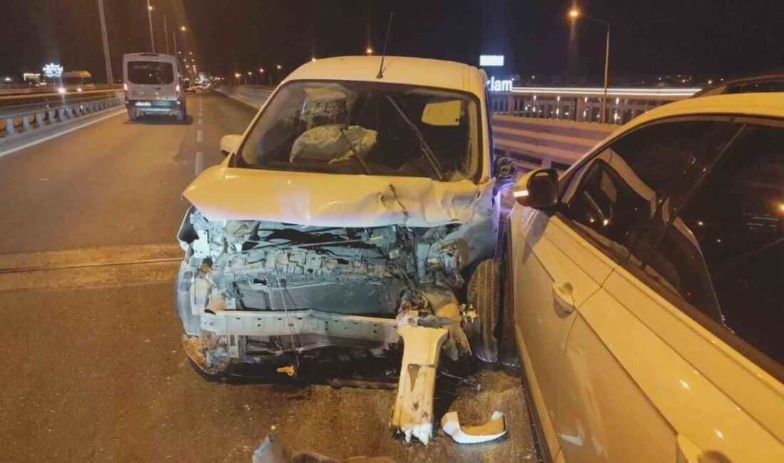 Manavgat ilçesinde meydana gelen trafik kazasında, otomobilin hafif ticari araca