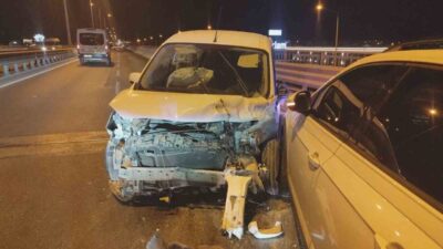 Manavgat ilçesinde meydana gelen trafik kazasında, otomobilin hafif ticari araca