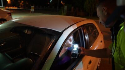 Edirne’de trafik ve alkol kontrolü yapan polis ekipleri, durdurdukları kadın