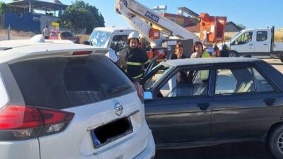 Hatay’ın Altınözü ilçesinde meydana gelen trafik kazasında 2 otomobil çarpıştı