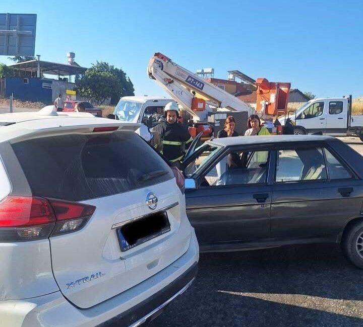 Hatay’ın Altınözü ilçesinde meydana gelen trafik kazasında 2 otomobil çarpıştı