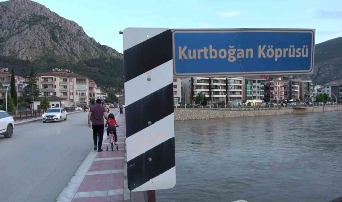 Yeşilırmak Nehri üzerindeki bir köprünün yol ile birleştiği noktada çökme