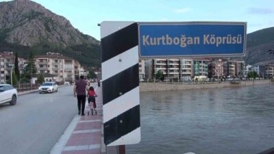 Yeşilırmak Nehri üzerindeki bir köprünün yol ile birleştiği noktada çökme