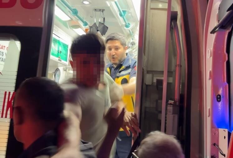Aksaray’da, intihar girişiminde bulunan genç, polis ekipleri tarafından ikna edildi.
