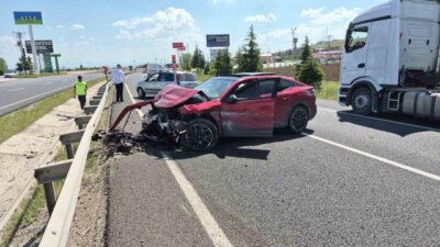 Ankara-Eskişehir kara yolunda meydana gelen trafik kazasında 3 araç birbirine