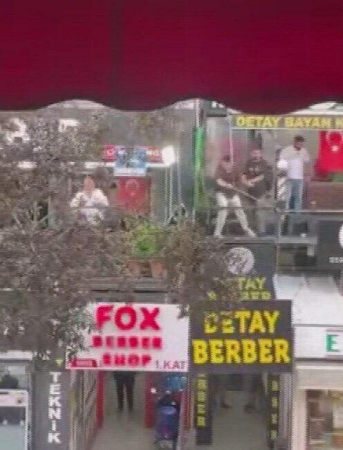 Ankara’nın Çankaya ilçesinde, dün akşam Sakarya Caddesi’nde iki berber dükkanı