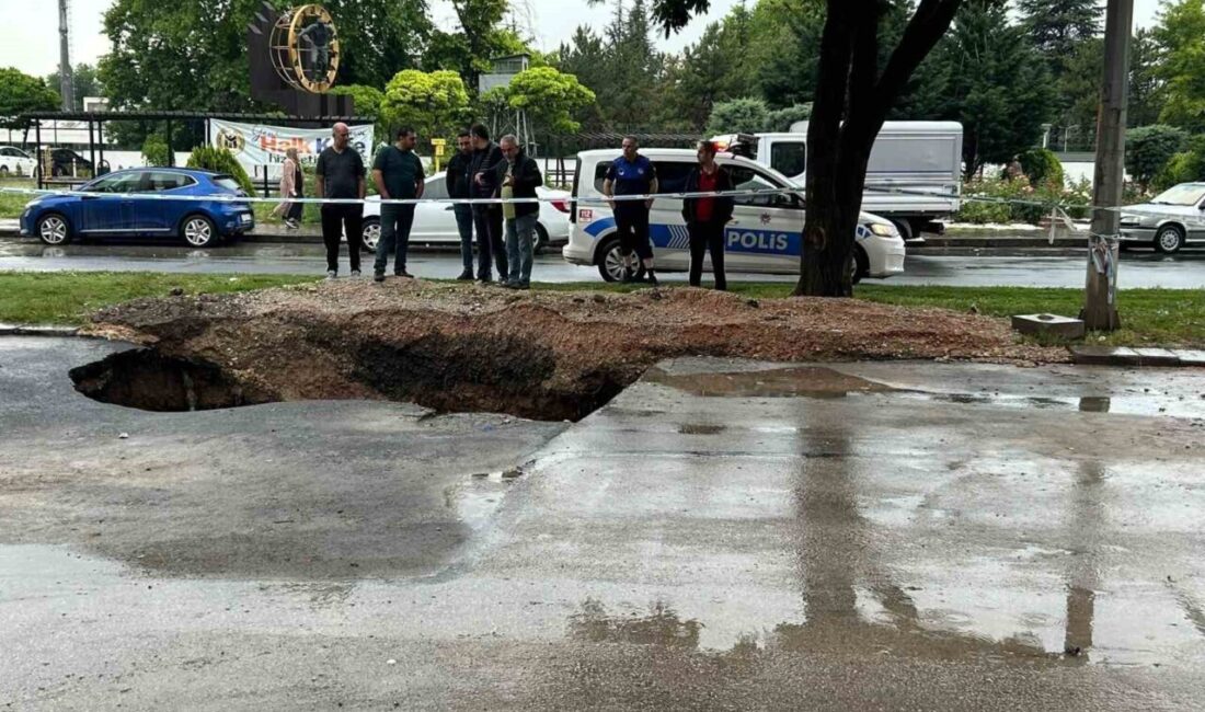 Yenimahalle ilçesinde etkili olan sağanak yağışın ardından ana caddede bir