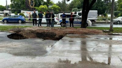 Yenimahalle ilçesinde etkili olan sağanak yağışın ardından ana caddede bir