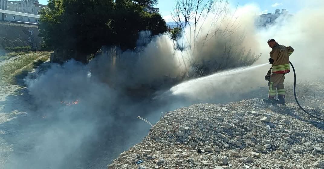 Antakya ilçesine bağlı Altınçay Mahallesi’ndeki hurdalık ve çöplük alanında başlayan