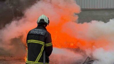 Antakya ilçesine bağlı Güzelburç Mahallesi’nde hurda alanında çıkan yangın, itfaiye