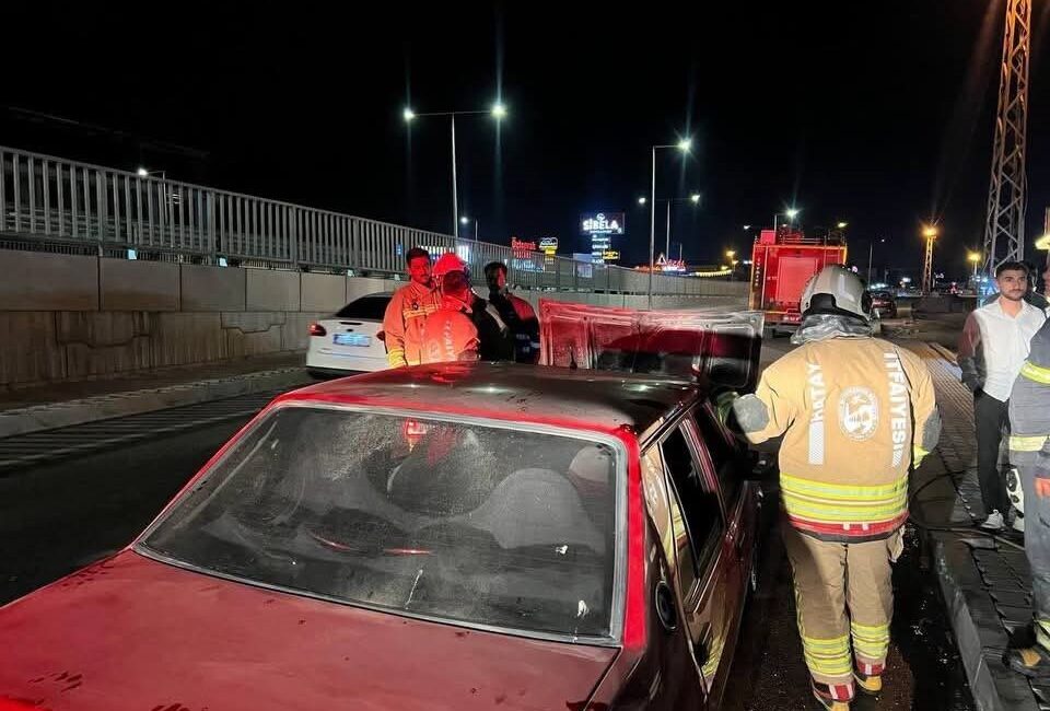 Hatay’ın Antakya ilçesinin Kuzeytepe Mahallesi’nde seyir halindeyken motor kısmı alevler