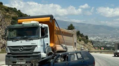 Hatay’ın Antakya ilçesinde meydana gelen trafik kazasında, hafriyat kamyonu ile