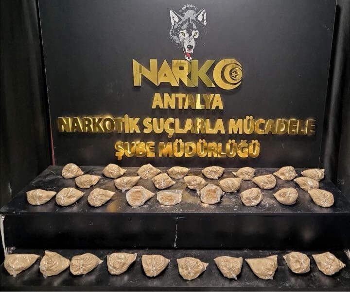 Muratpaşa ilçesinde gerçekleştirilen operasyonda 16 kilogram 650 gram eroin ele