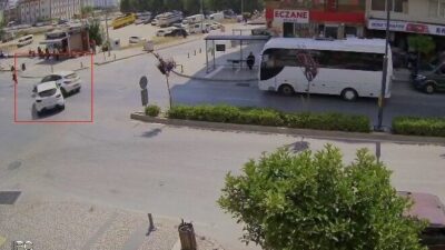 Manavgat ilçesinde bir araba, yaya geçidinden geçen yayalara yol veren