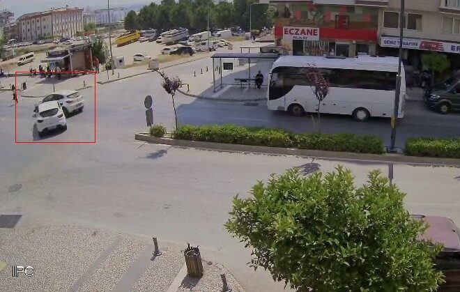 Manavgat ilçesinde bir araba, yaya geçidinden geçen yayalara yol veren