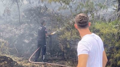 Aksu ilçesindeki ormanlık alanda meydana gelen yangın, ekiplerin müdahalesiyle büyümeden