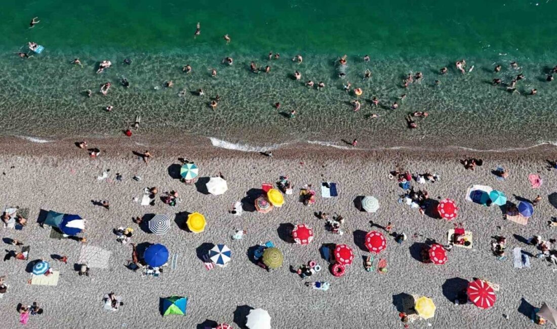 Antalya’da hava sıcaklıklarının yükselmesi devam ederken termometreler 41 dereceyi gösterdi.