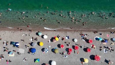 Antalya’da hava sıcaklıklarının yükselmesi devam ederken termometreler 41 dereceyi gösterdi.