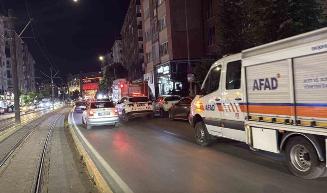 Eskişehir’deki bir apartmanın havalandırma boşluğunda çıkan yangın, bina sakinlerini paniğe