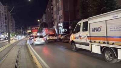 Eskişehir’deki bir apartmanın havalandırma boşluğunda çıkan yangın, bina sakinlerini paniğe