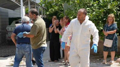 Antalya’da yaşayan 64 yaşındaki bir adam, komşularının apartmana yayılan kötü