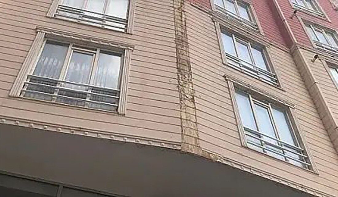 Siirt’te bulunan bir apartmanın dış cephesinin bir kısmı, park halindeki